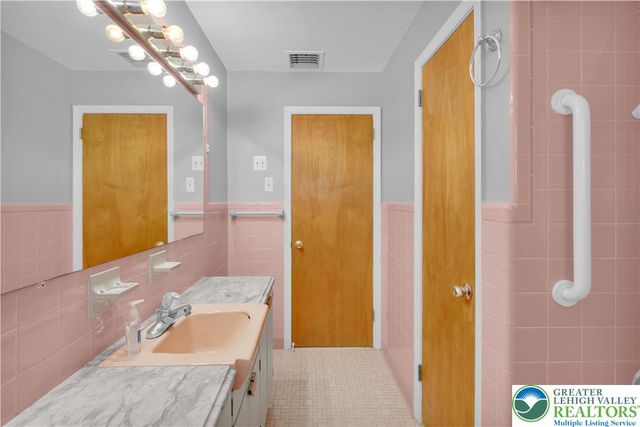 3922 Oakhurst Drive, Upper Saucon Twp, PA 18034