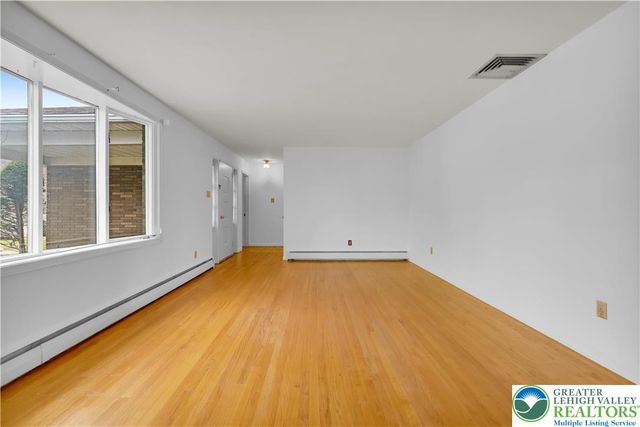 3922 Oakhurst Drive, Upper Saucon Twp, PA 18034