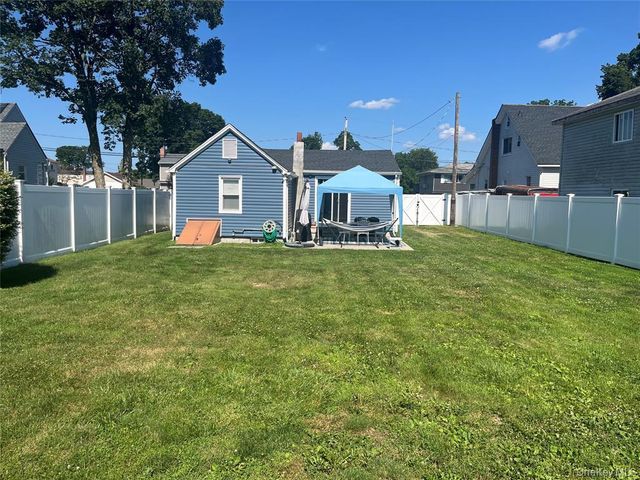 19 9th Avenue, Huntington Station, NY 11746
