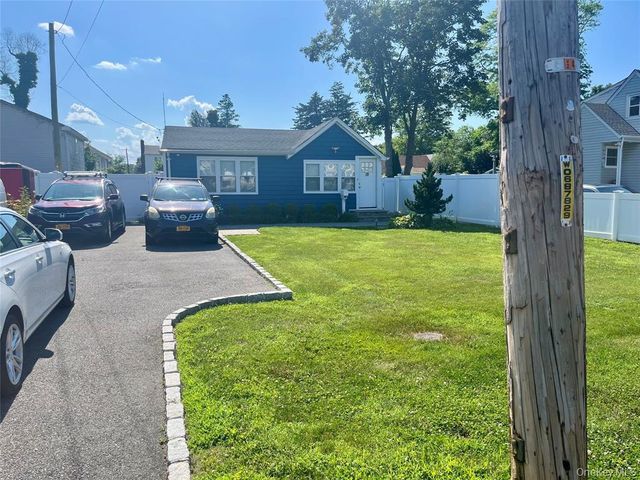 19 9th Avenue, Huntington Station, NY 11746