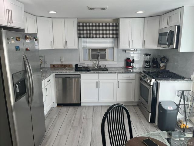 19 9th Avenue, Huntington Station, NY 11746