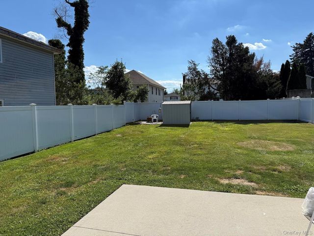 19 9th Avenue, Huntington Station, NY 11746