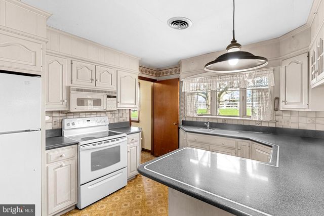 2566 GOLDEN DR, East Petersburg, PA 17520