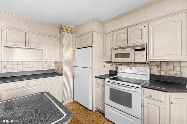 2566 GOLDEN DR, East Petersburg, PA 17520