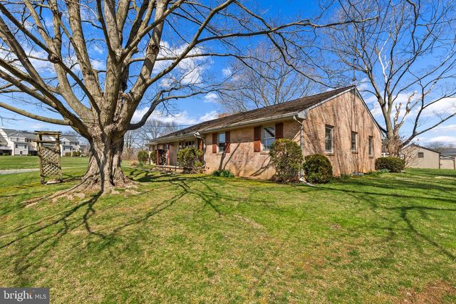 2566 GOLDEN DR, East Petersburg, PA 17520