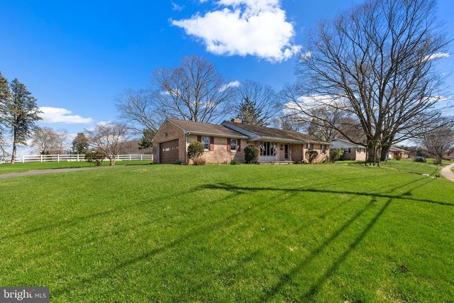 2566 GOLDEN DR, East Petersburg, PA 17520
