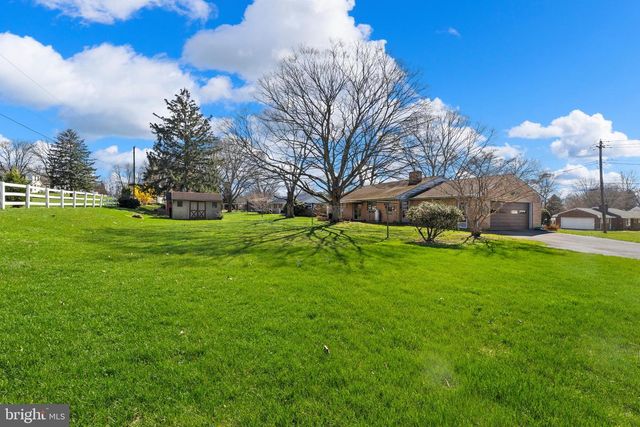 2566 GOLDEN DR, East Petersburg, PA 17520