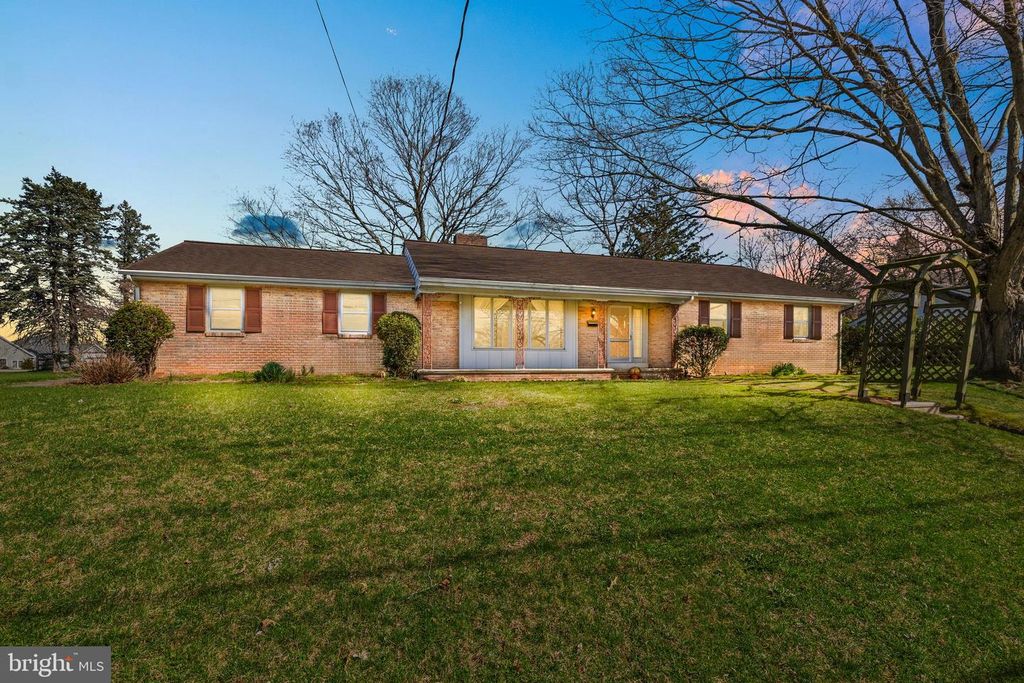 2566 GOLDEN DR, East Petersburg, PA 17520