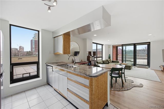 207 Admirals Circle, Buffalo, NY 14202