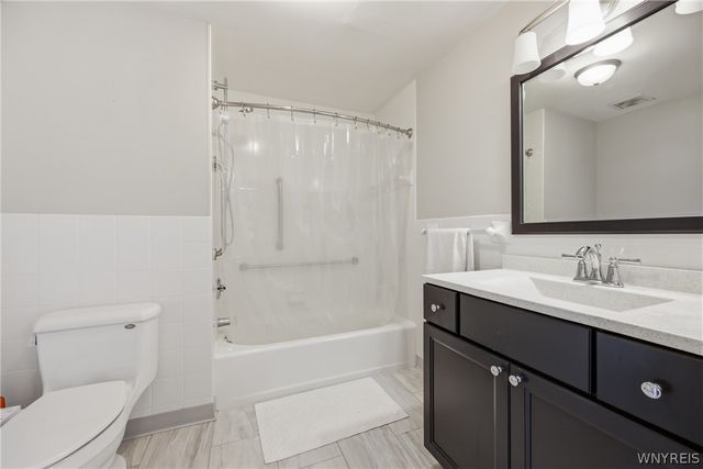 207 Admirals Circle, Buffalo, NY 14202
