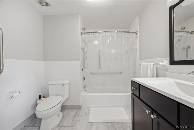 207 Admirals Circle, Buffalo, NY 14202