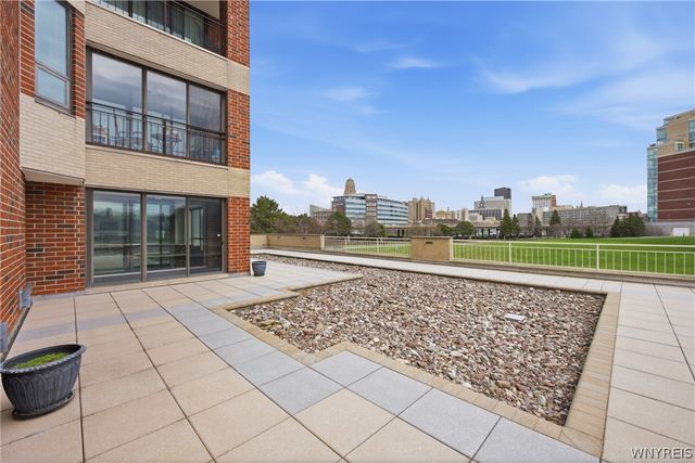 207 Admirals Circle, Buffalo, NY 14202