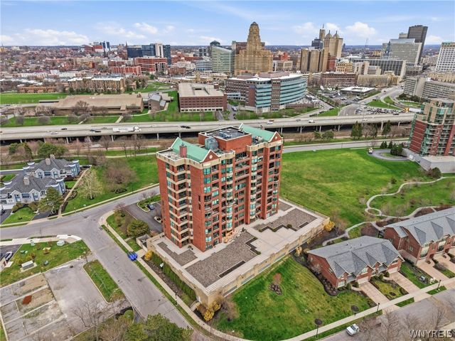207 Admirals Circle, Buffalo, NY 14202