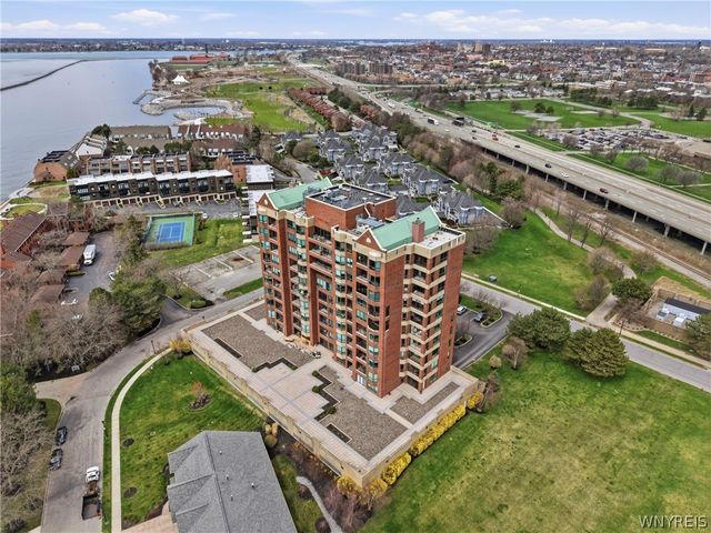 207 Admirals Circle, Buffalo, NY 14202
