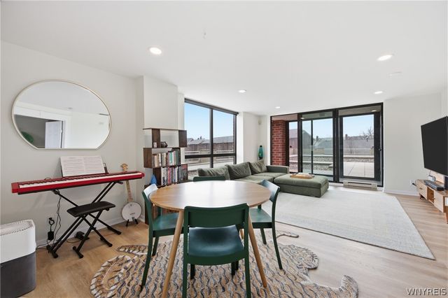 207 Admirals Circle, Buffalo, NY 14202