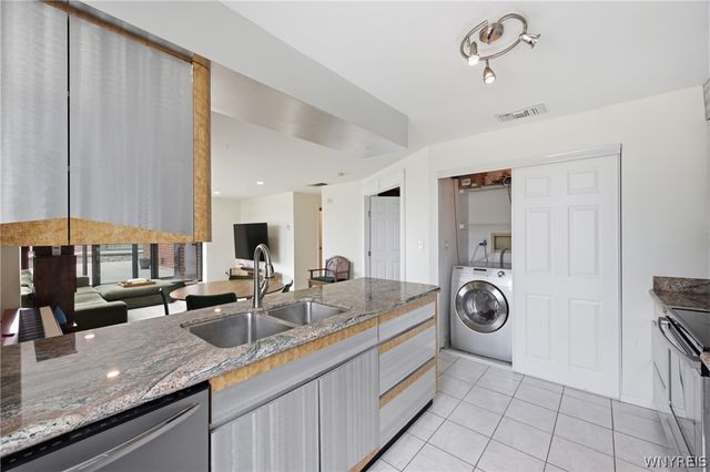 207 Admirals Circle, Buffalo, NY 14202
