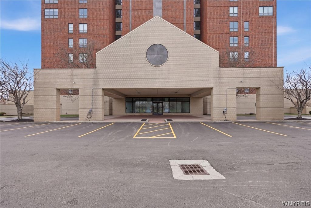 207 Admirals Circle, Buffalo, NY 14202