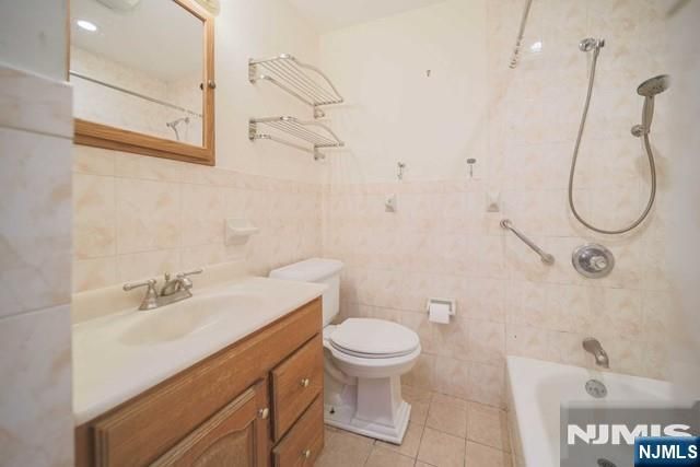 322 Hickory A, Bergenfield, NJ 07621