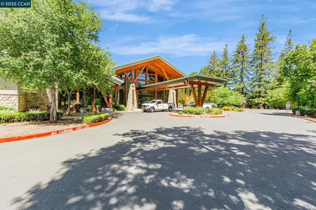2900 Tice Creek Dr 8, Walnut Creek, CA 94595