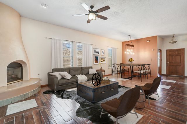 209 Manhattan Place NW, Albuquerque, NM 87104