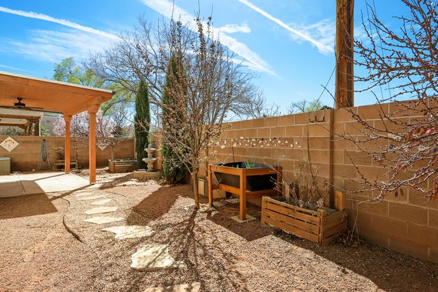 209 Manhattan Place NW, Albuquerque, NM 87104