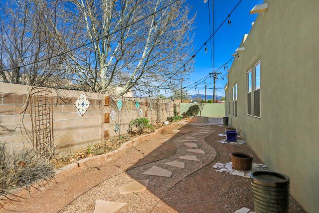 209 Manhattan Place NW, Albuquerque, NM 87104