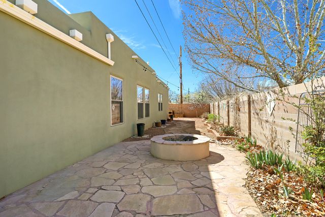 209 Manhattan Place NW, Albuquerque, NM 87104