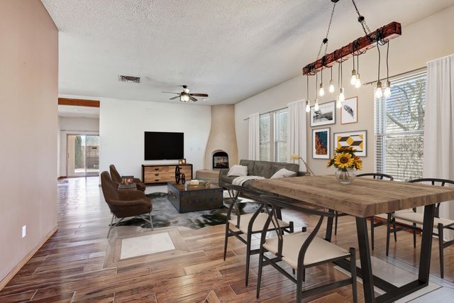 209 Manhattan Place NW, Albuquerque, NM 87104