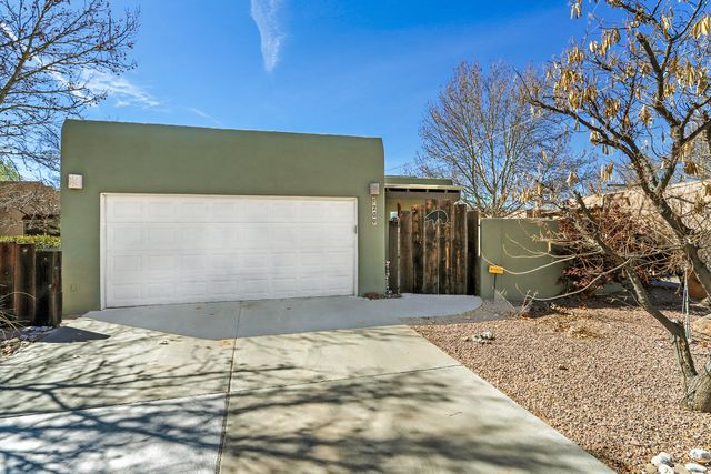 209 Manhattan Place NW, Albuquerque, NM 87104