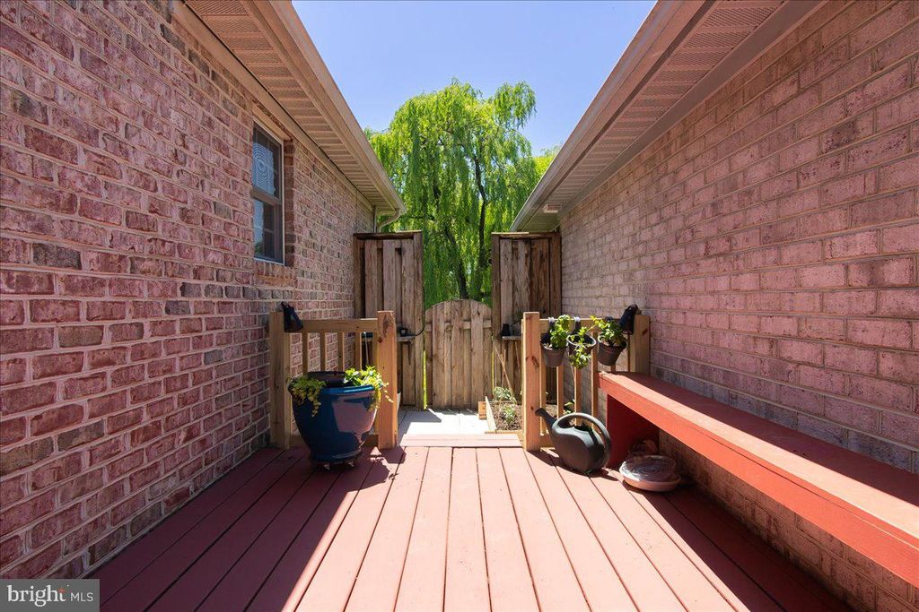 Image 25 of property listing at 20407 KINGS CREST BLVD, Hagerstown, MD 21742