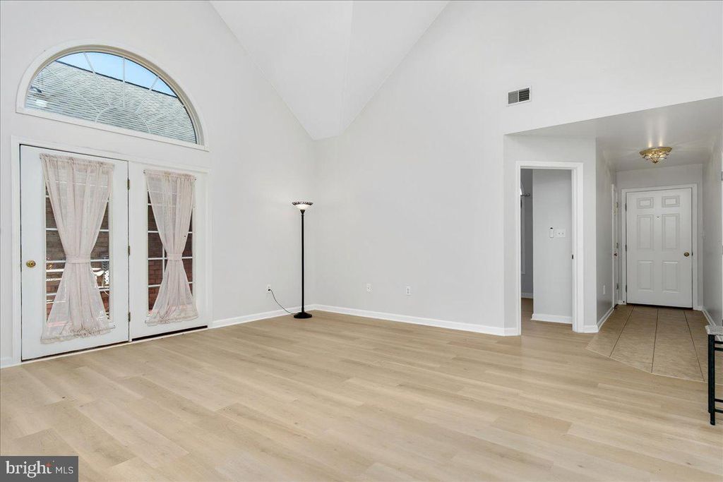 Image 3 of property listing at 20407 KINGS CREST BLVD, Hagerstown, MD 21742