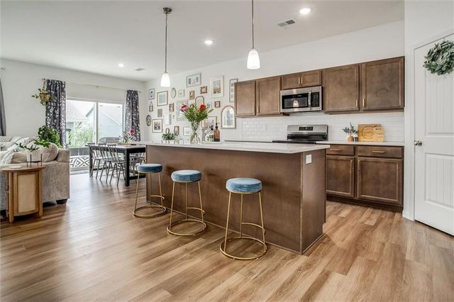 27031 E Oak View Drive, Lee's Summit, MO 64086