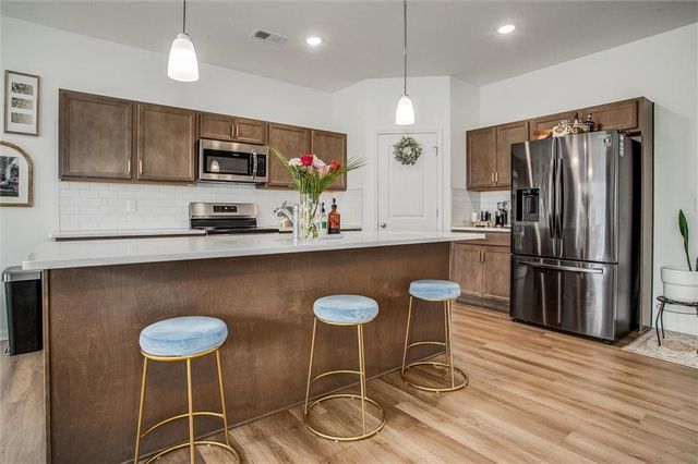 27031 E Oak View Drive, Lee's Summit, MO 64086