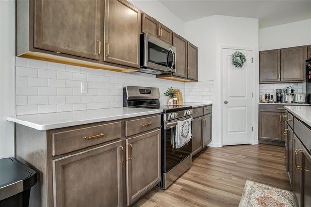 27031 E Oak View Drive, Lee's Summit, MO 64086