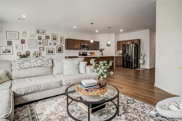 27031 E Oak View Drive, Lee's Summit, MO 64086