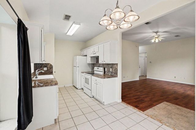 135 Kellyn Oaks Drive, Conroe, TX 77306