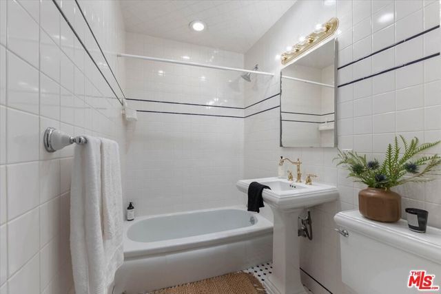 17453 Burbank Boulevard, Encino (los Angeles), CA 91316