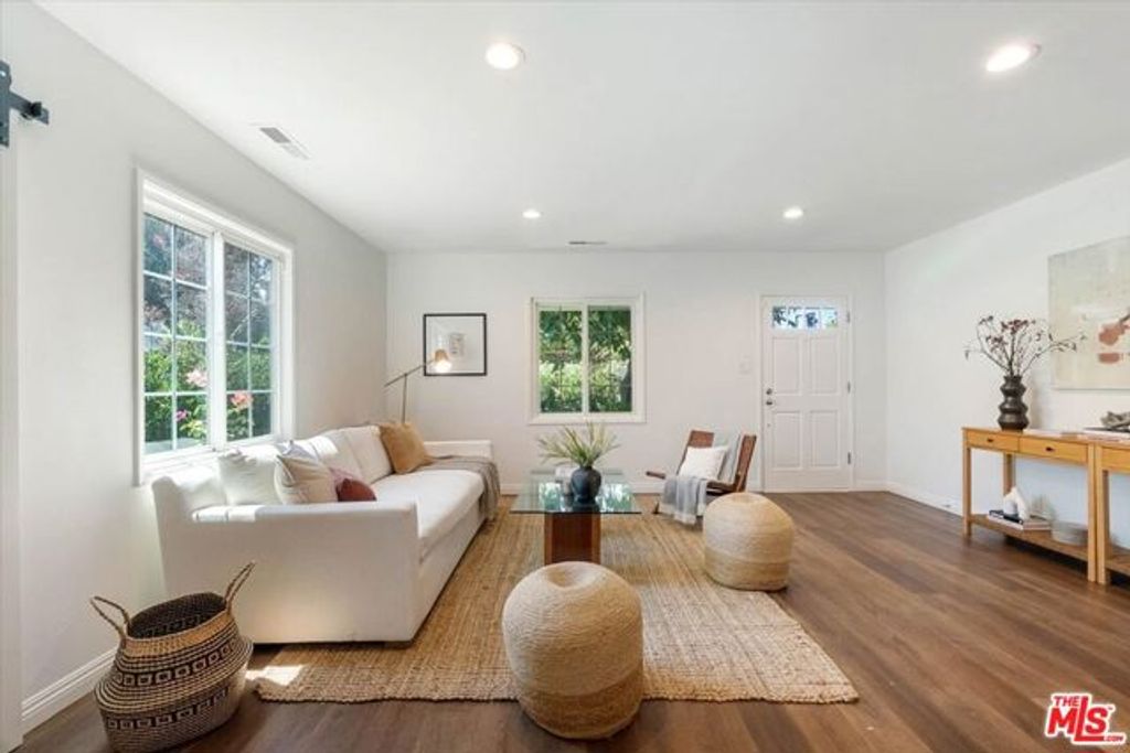 17453 Burbank Boulevard, Encino (los Angeles), CA 91316
