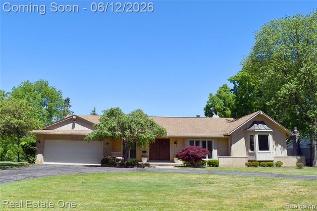 5324 Greenbriar Drive, West Bloomfield, MI 48323