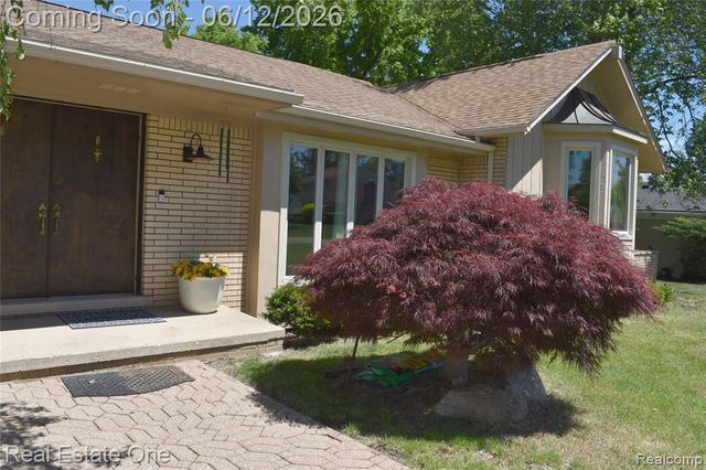 5324 Greenbriar Drive, West Bloomfield, MI 48323