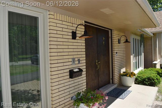 5324 Greenbriar Drive, West Bloomfield, MI 48323