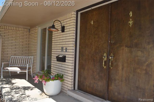 5324 Greenbriar Drive, West Bloomfield, MI 48323