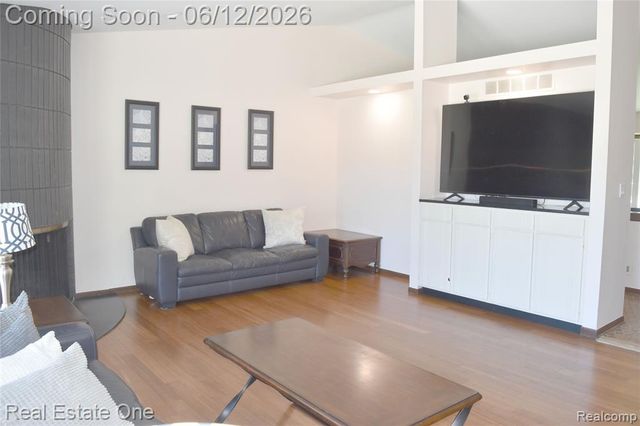 5324 Greenbriar Drive, West Bloomfield, MI 48323