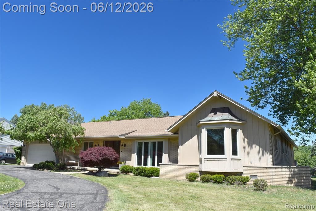 5324 Greenbriar Drive, West Bloomfield, MI 48323