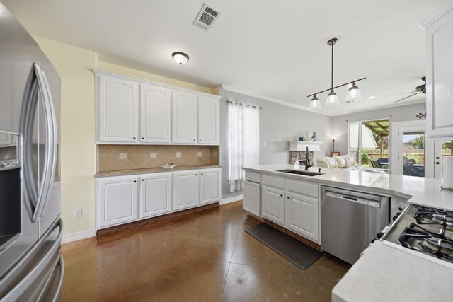 201 W Chatham Street, Bellville, TX 77418