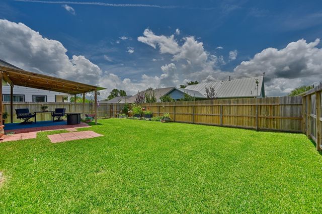 201 W Chatham Street, Bellville, TX 77418