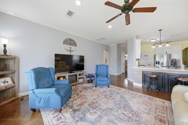 201 W Chatham Street, Bellville, TX 77418