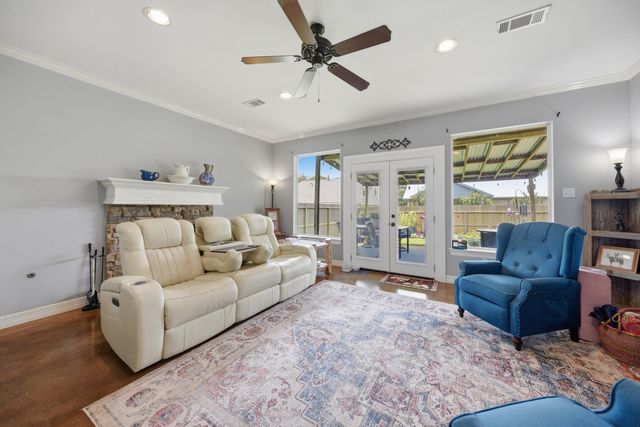 201 W Chatham Street, Bellville, TX 77418