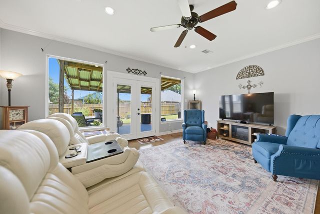 201 W Chatham Street, Bellville, TX 77418