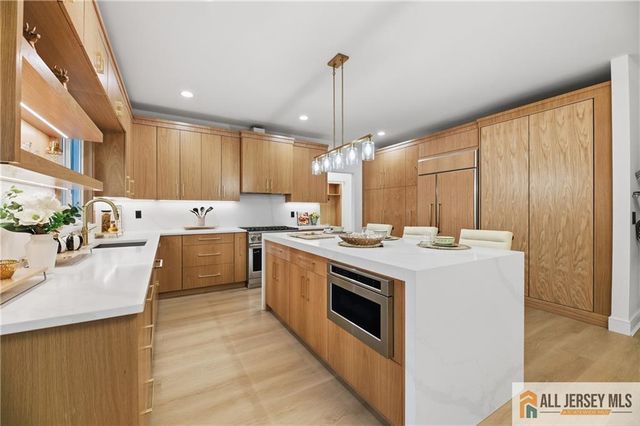 5 Hackett Drive, Edison, NJ 08820